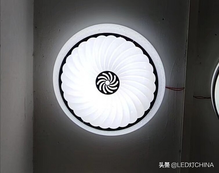 护眼灯多大功率最合适用呢-护眼灯大瓦数和小瓦数哪个好？