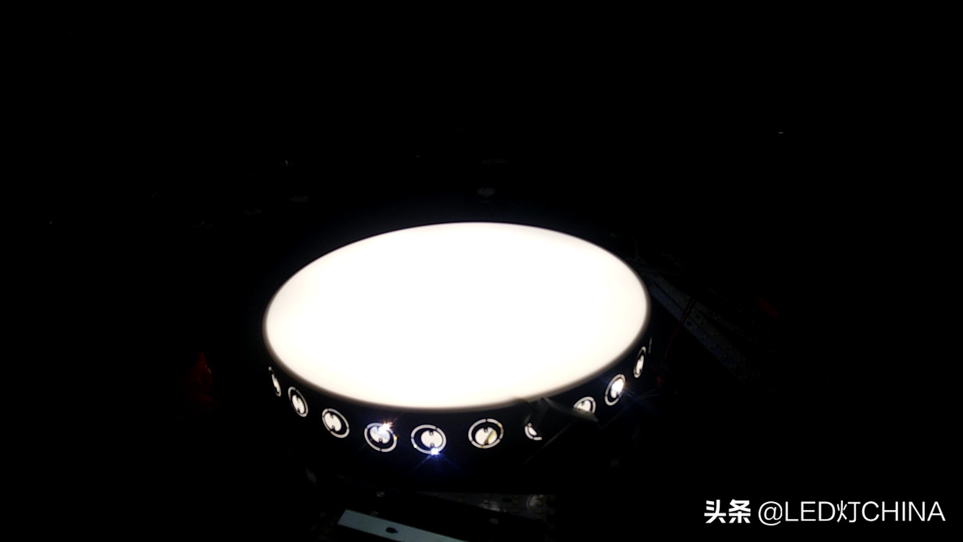 护眼灯多大功率最合适用呢-护眼灯大瓦数和小瓦数哪个好？